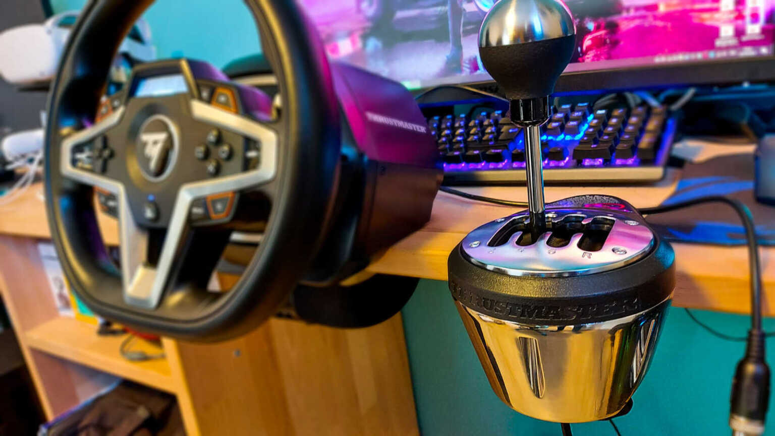 The Thrustmaster TH8A shifter will accompany us on Farming Simulator 22